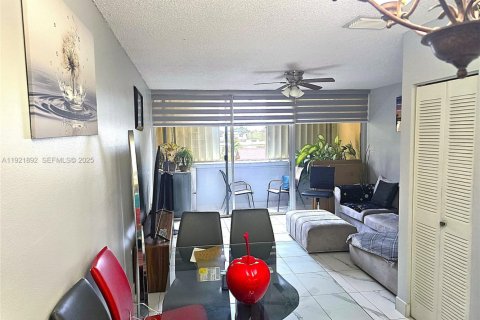 Condo in Hialeah, Florida, 2 bedrooms  № 1977136 - photo 2