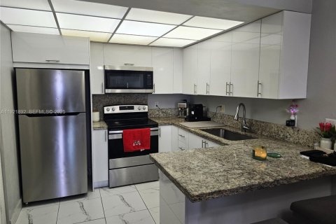 Condo in Hialeah, Florida, 2 bedrooms  № 1977136 - photo 12