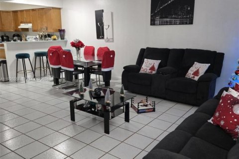 Condo in Miami, Florida, 2 bedrooms  № 1995581 - photo 4