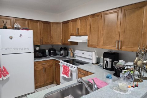 Condo in Miami, Florida, 2 bedrooms  № 1995581 - photo 3