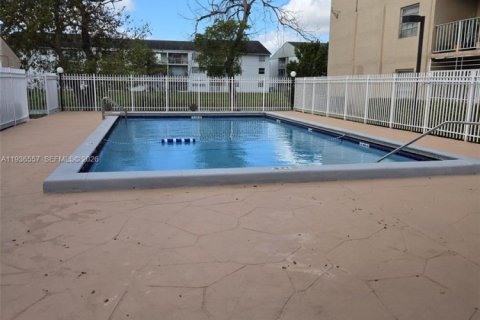 Condo in Miami, Florida, 2 bedrooms  № 1995581 - photo 11