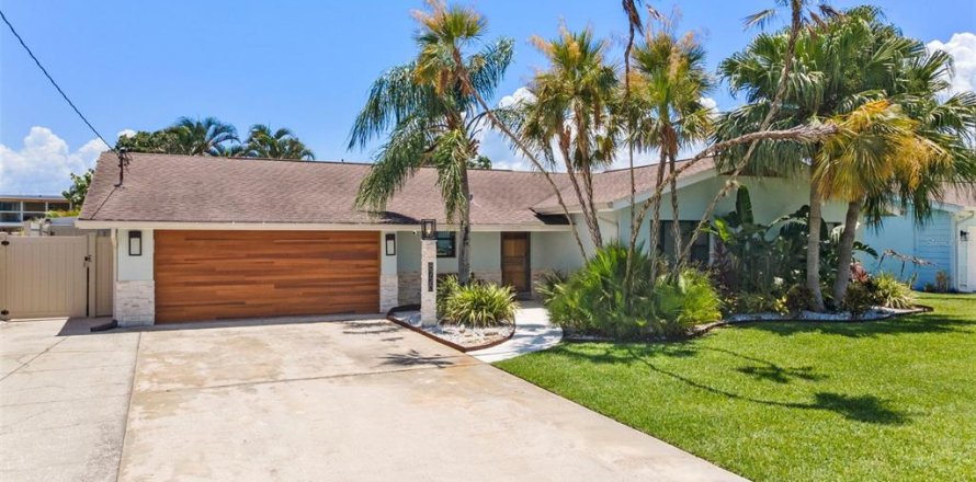 House in Tampa, Florida 3 bedrooms, 157.47 sq.m. № 2142226