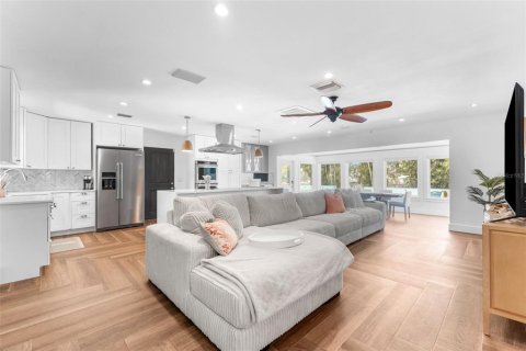 House in Tampa, Florida 3 bedrooms, 157.47 sq.m. № 2142226 - photo 8