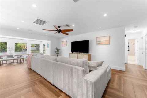 House in Tampa, Florida 3 bedrooms, 157.47 sq.m. № 2142226 - photo 7