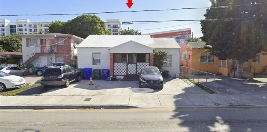 House in Miami, Florida 3 bedrooms, 139.73 sq.m. № 2013218