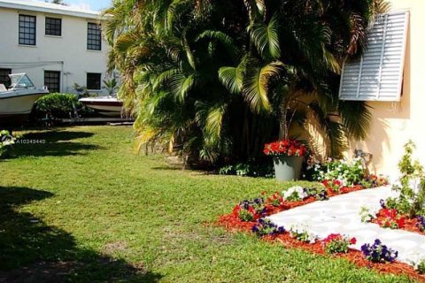 Villa ou maison à vendre à Surfside, Floride: 5 chambres, 269.42 m2 № 2326662 - photo 4