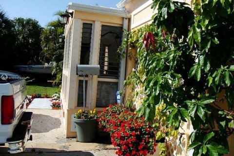 Villa ou maison à vendre à Surfside, Floride: 5 chambres, 269.42 m2 № 2326662 - photo 2