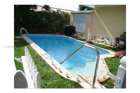Villa ou maison à vendre à Surfside, Floride: 5 chambres, 269.42 m2 № 2326662 - photo 18
