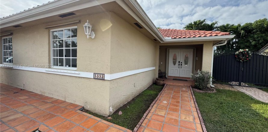 Дом в Майами, Флорида 3 спальни, 147.62м2 № 1976100