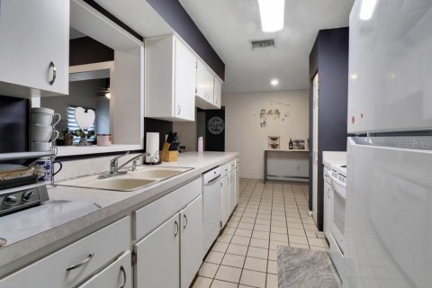 House in Brandon, Florida 4 bedrooms, 183.2 sq.m. № 2206470 - photo 17