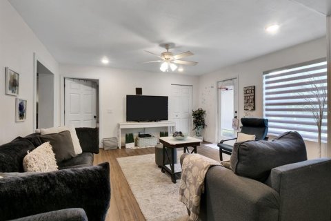 House in Brandon, Florida 4 bedrooms, 183.2 sq.m. № 2206470 - photo 22