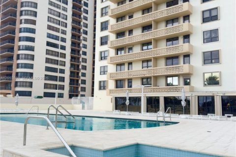 Condominio en alquiler en Bal Harbour, Florida, 1 dormitorio, 94.67 m2 № 2186193 - foto 10