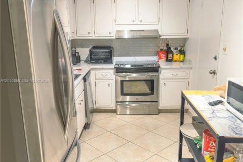 Condominio en alquiler en Bal Harbour, Florida, 1 dormitorio, 94.67 m2 № 2186193 - foto 21