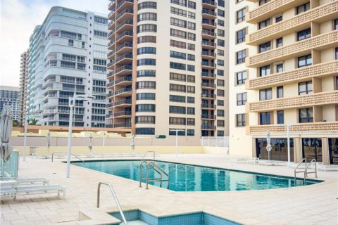 Condominio en alquiler en Bal Harbour, Florida, 1 dormitorio, 94.67 m2 № 2186193 - foto 7