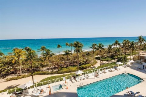 Condominio en Bal Harbour, Florida, 1 dormitorio  № 2186193