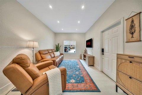 Adosado en venta en Pembroke Pines, Florida, 2 dormitorios, 128.11 m2 № 1948616 - foto 13