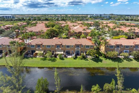 Adosado en venta en Pembroke Pines, Florida, 2 dormitorios, 128.11 m2 № 1948616 - foto 2