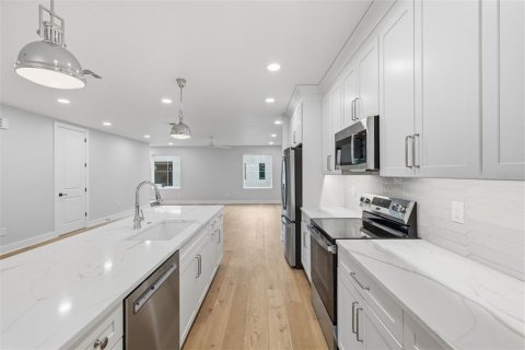 Touwnhouse à vendre à Tampa, Floride: 4 chambres, 230.4 m2 № 2421926 - photo 11