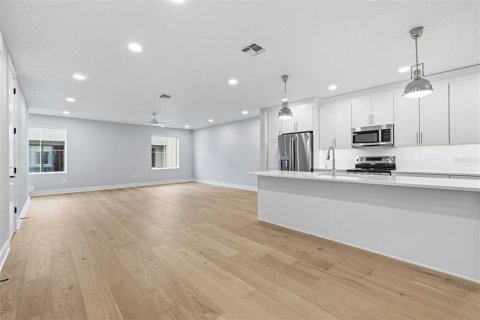 Touwnhouse à vendre à Tampa, Floride: 4 chambres, 230.4 m2 № 2421926 - photo 7