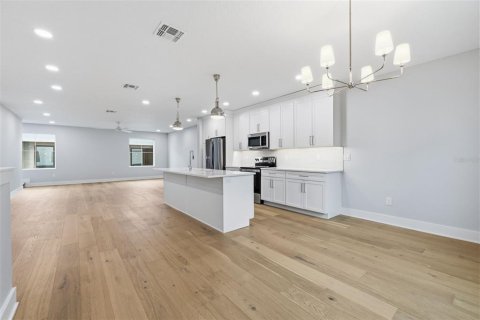Touwnhouse à vendre à Tampa, Floride: 4 chambres, 230.4 m2 № 2421926 - photo 8