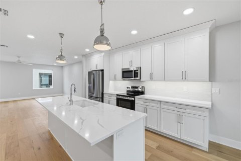 Touwnhouse à vendre à Tampa, Floride: 4 chambres, 230.4 m2 № 2421926 - photo 10