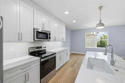 Touwnhouse à vendre à Tampa, Floride: 4 chambres, 230.4 m2 № 2421926 - photo 12