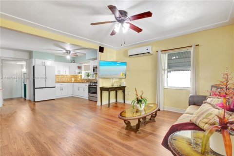 Casa en venta en North Miami, Florida, 4 dormitorios, 147.53 m2 № 1955269 - foto 6