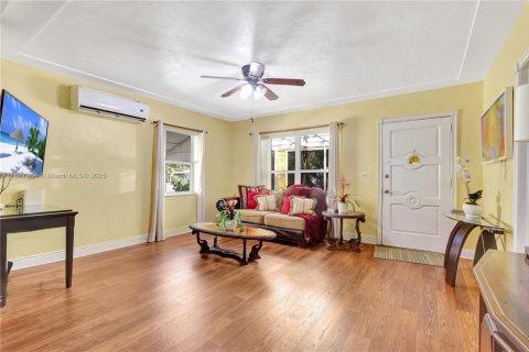 Casa en venta en North Miami, Florida, 4 dormitorios, 147.53 m2 № 1955269 - foto 3