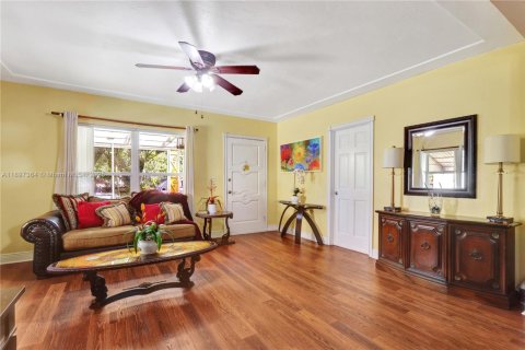 Casa en venta en North Miami, Florida, 4 dormitorios, 147.53 m2 № 1955269 - foto 5