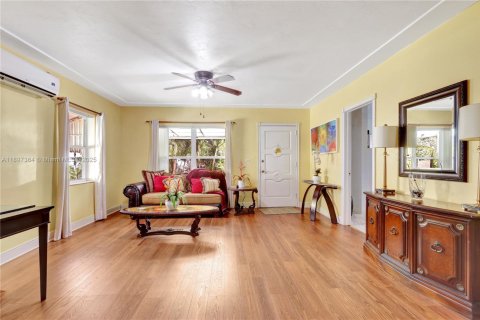 Casa en venta en North Miami, Florida, 4 dormitorios, 147.53 m2 № 1955269 - foto 4