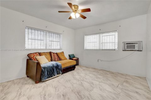 Casa en venta en North Miami, Florida, 4 dormitorios, 147.53 m2 № 1955269 - foto 10
