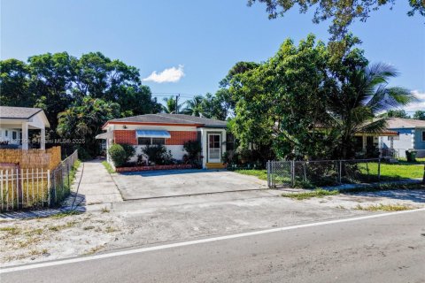 Casa en venta en North Miami, Florida, 4 dormitorios, 147.53 m2 № 1955269 - foto 1