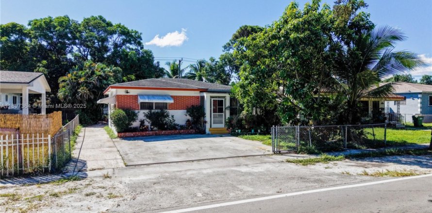 Casa en North Miami, Florida 4 dormitorios, 147.53 m2 № 1955269