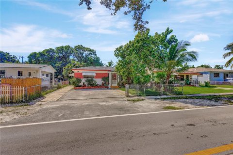 Casa en venta en North Miami, Florida, 4 dormitorios, 147.53 m2 № 1955269 - foto 27