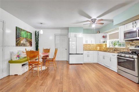Casa en venta en North Miami, Florida, 4 dormitorios, 147.53 m2 № 1955269 - foto 7