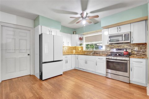 Casa en venta en North Miami, Florida, 4 dormitorios, 147.53 m2 № 1955269 - foto 8