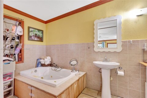 Casa en venta en North Miami, Florida, 4 dormitorios, 147.53 m2 № 1955269 - foto 16