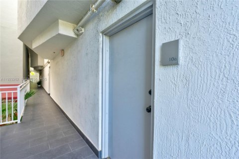 Condo in Miami, Florida, 1 bedroom № 1983704 - photo 12
