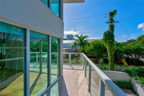 Condo in Miami, Florida, 1 bedroom № 1983704 - photo 10