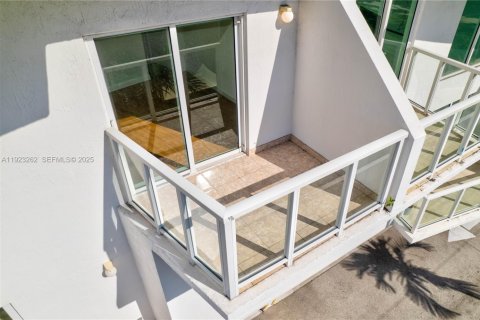 Condo in Miami, Florida, 1 bedroom № 1983704 - photo 28