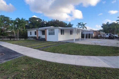 Casa en alquiler en Miami, Florida, 4 dormitorios, 160.63 m2 № 2050121 - foto 3