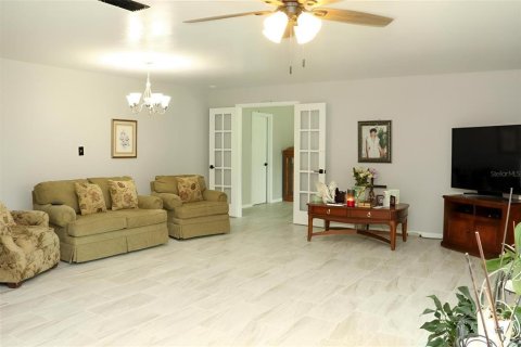 House in Gainesville, Florida 5 bedrooms, 280.01 sq.m. № 2216832 - photo 4