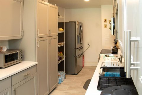 House in Gainesville, Florida 5 bedrooms, 280.01 sq.m. № 2216832 - photo 9