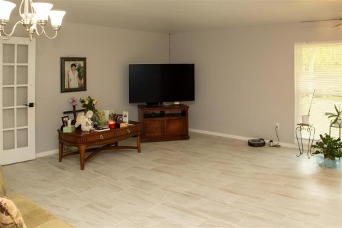 House in Gainesville, Florida 5 bedrooms, 280.01 sq.m. № 2216832 - photo 7