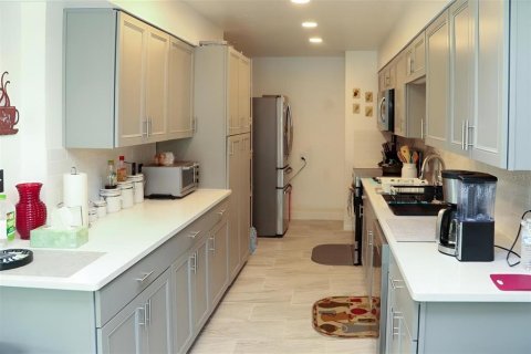 House in Gainesville, Florida 5 bedrooms, 280.01 sq.m. № 2216832 - photo 8