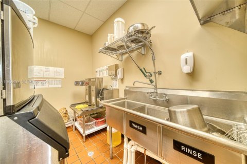 Commercial property in Miami, Florida № 2019711 - photo 10