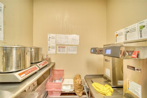 Commercial property in Miami, Florida № 2019711 - photo 11