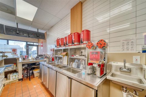 Commercial property in Miami, Florida № 2019711 - photo 12