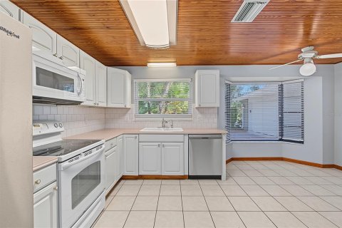 Villa ou maison à louer à Palm Harbor, Floride: 3 chambres, 195.84 m2 № 2418872 - photo 6