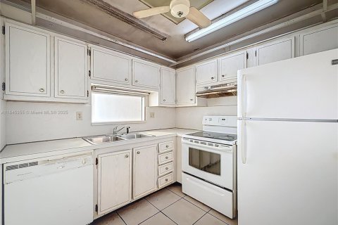 Condo in Lauderdale Lakes, Florida, 2 bedrooms  № 1840847 - photo 14